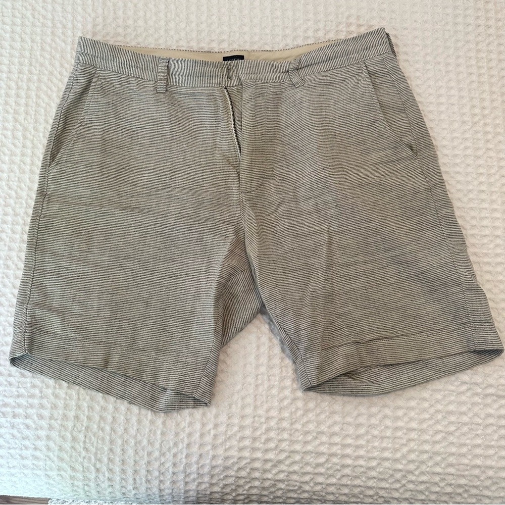 J Crew men’s 9” shorts, size 34